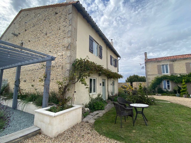 outside of holiday home gite tournesols
